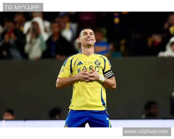 足球巨星与儿子温馨合影展现父子情深瞬间引发网友热议